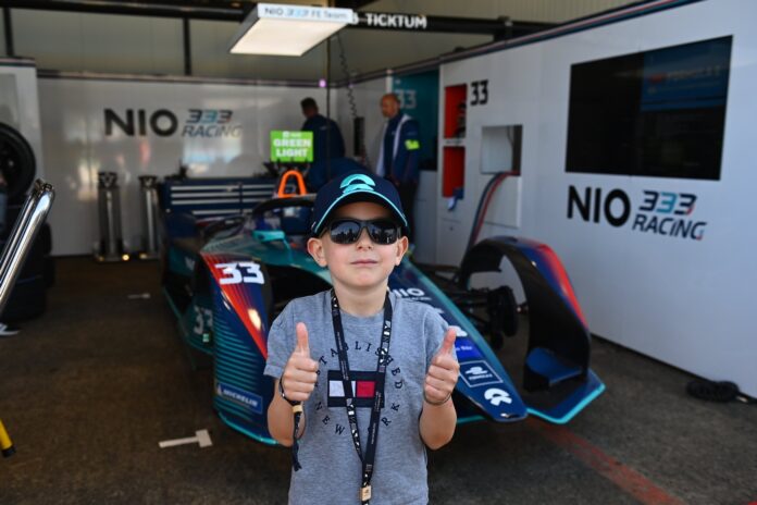 Fan at the NIO 333 garage, FE, Formula E, racingline.hu