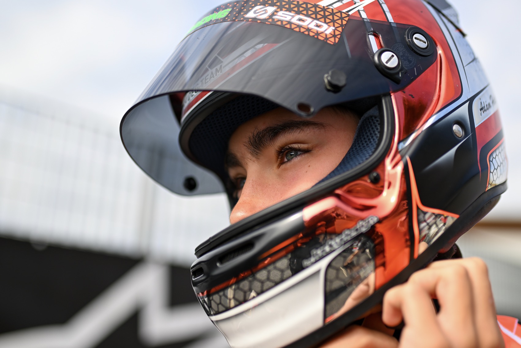 Hideg Ádám úgy ment át a mezőnyön, mint kés a vajon