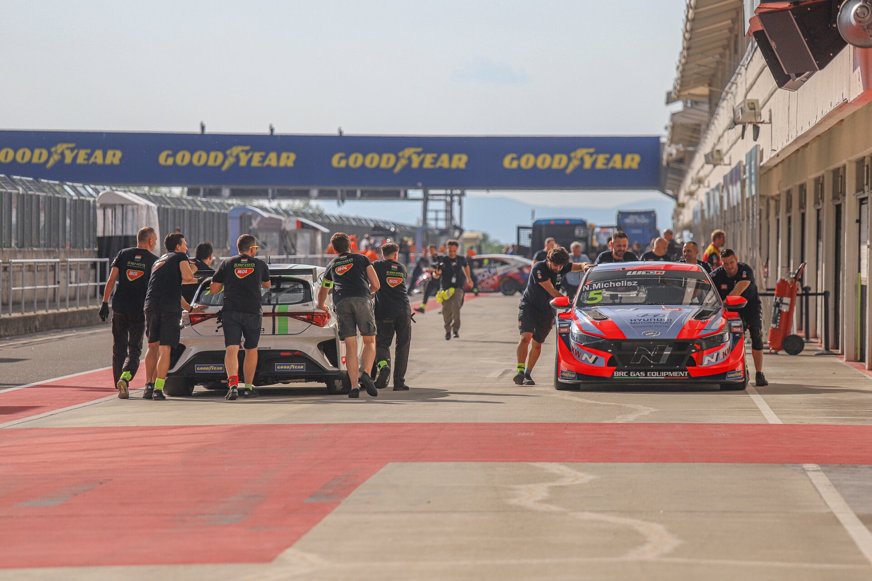 Időmérős baleset után show-t ígérnek vasárnapra a WTCR magyarjai