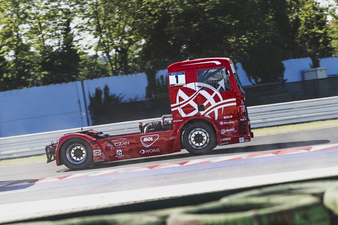 Magyar versenycsapatokat támogat a HUMDA