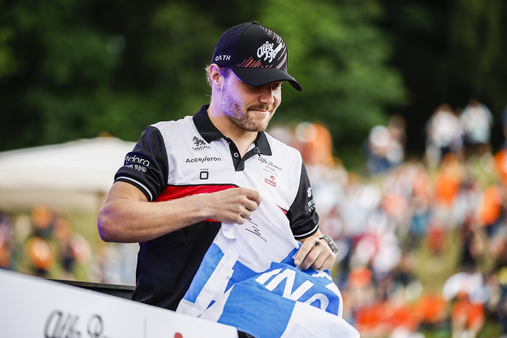 Bottas szabadidejében egy Ferrariban élvezi Monacót