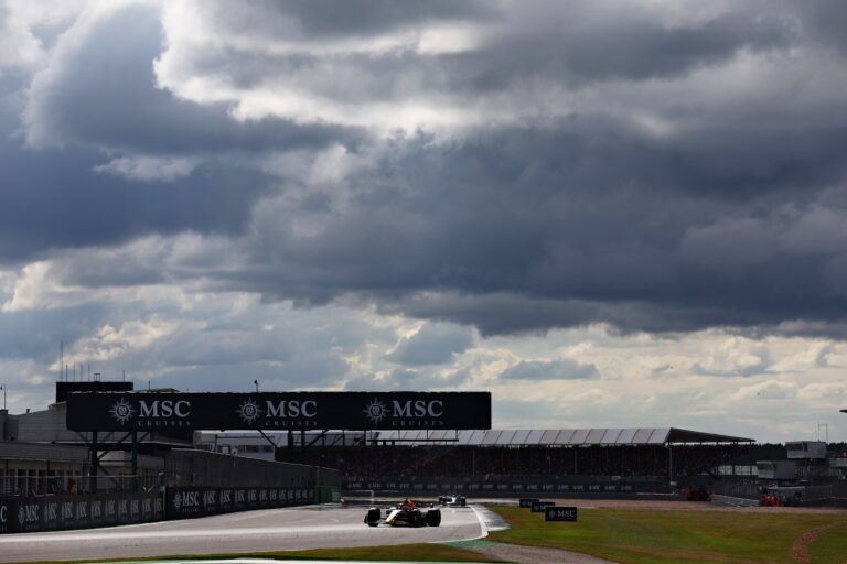 Max Verstappen, Red Bull, tüntetők, Brit Nagydíj