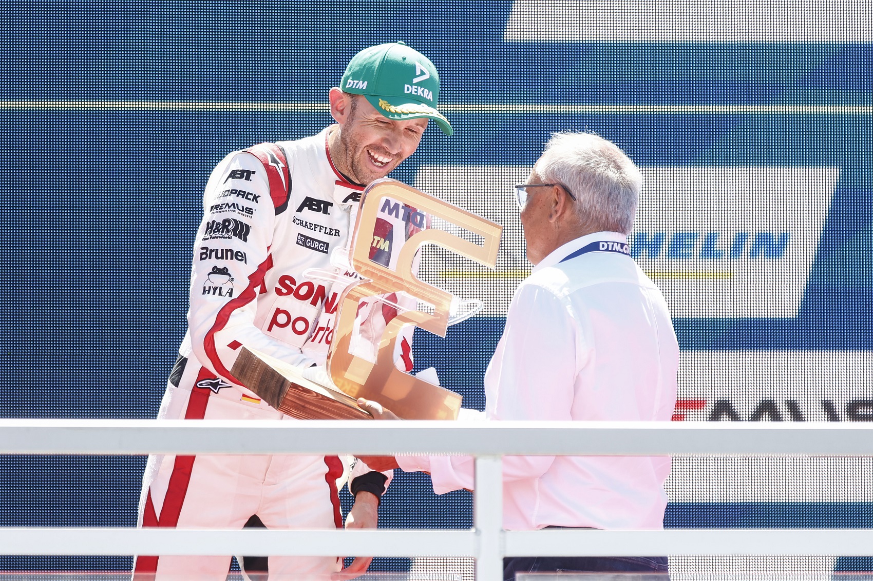 Rast marad német márkánál, és visszatér a gyökereihez