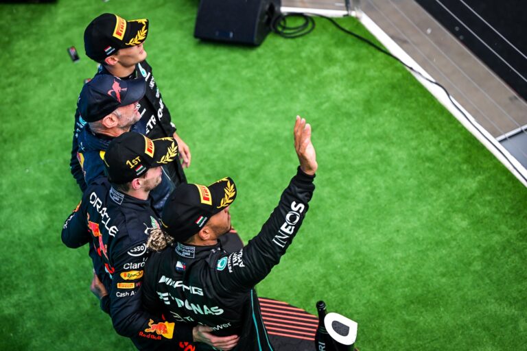Max Verstappen, George Russell, Lewis Hamilton, újév