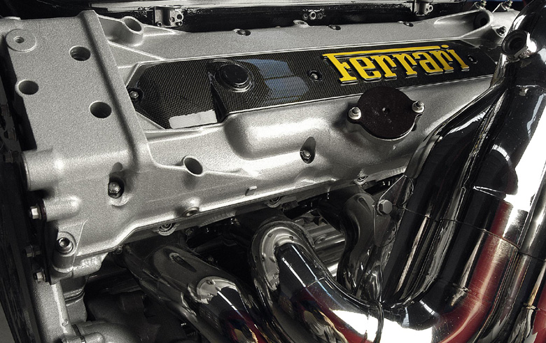 Schumi egykori Ferrari F300-asa komoly összegért kelt el