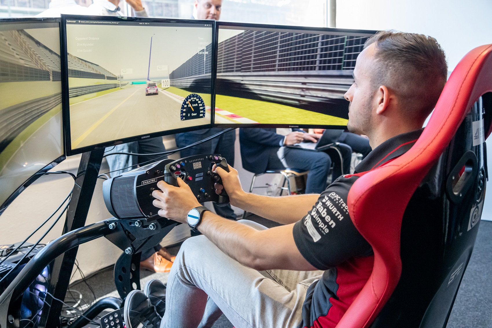 Valós idejű versenyélmény 5G hálózaton – Szimulátorból előzgethetők az igazi pályán köröző valódi autók