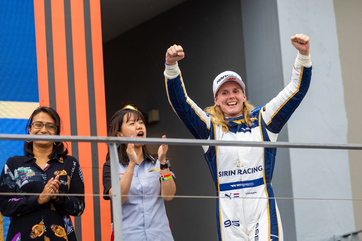 Holland győzelem Szingapúrban, Chadwick most először kiesett