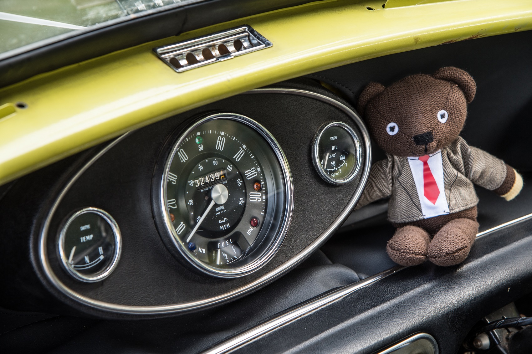 Hamilton titokban Anglia utcáit járja, olyan autóval, mint Mr. Bean MINI-je volt