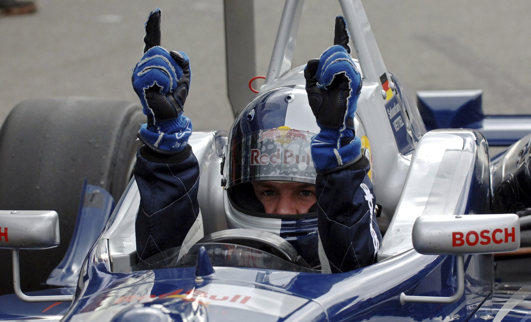 Erre nem számítottunk! Vettel Red Bull sisakban vezet majd Mexikóban!