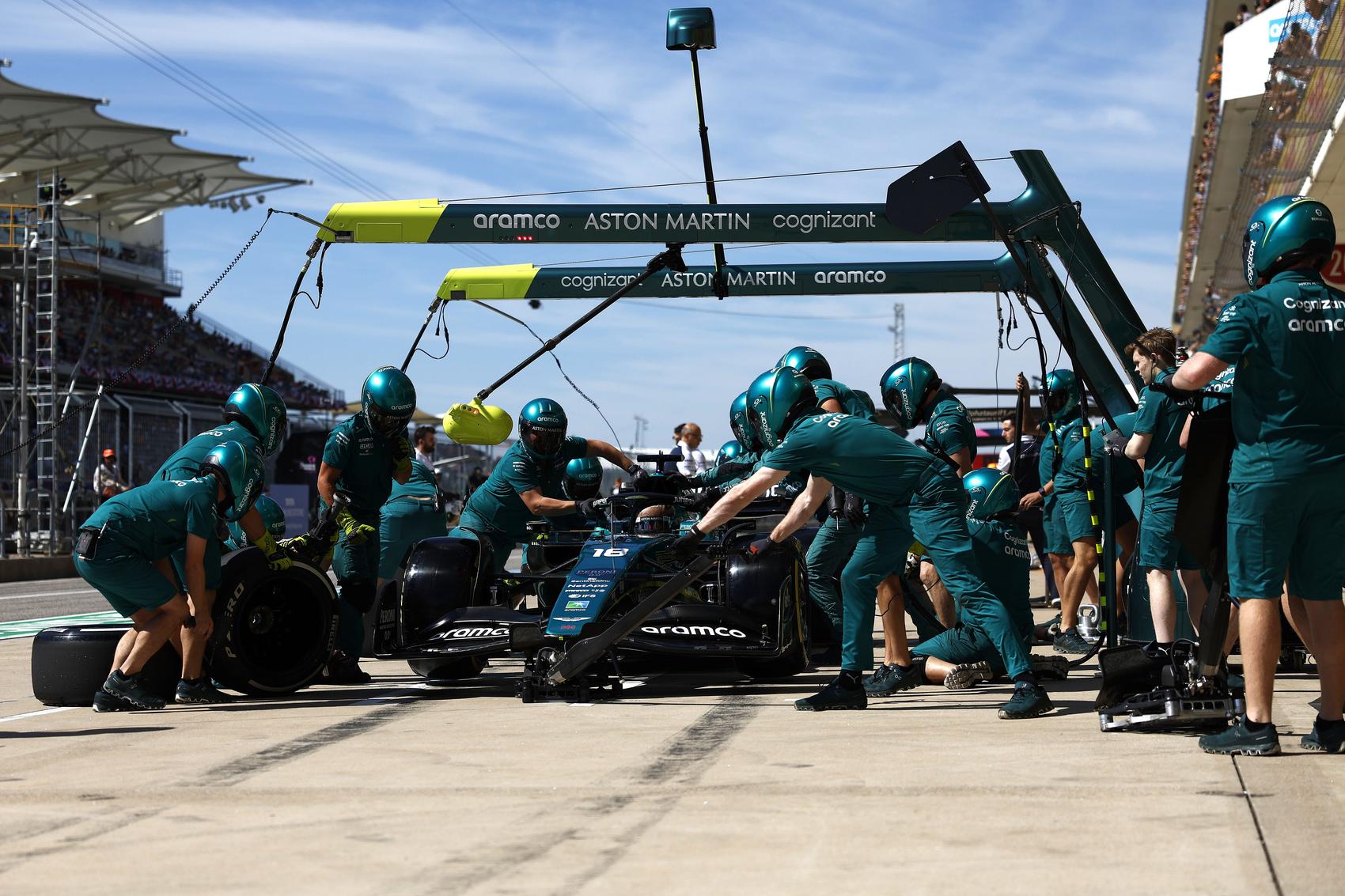 Brad Pitt túl sokáig lábatlankodott az Aston Martinnál