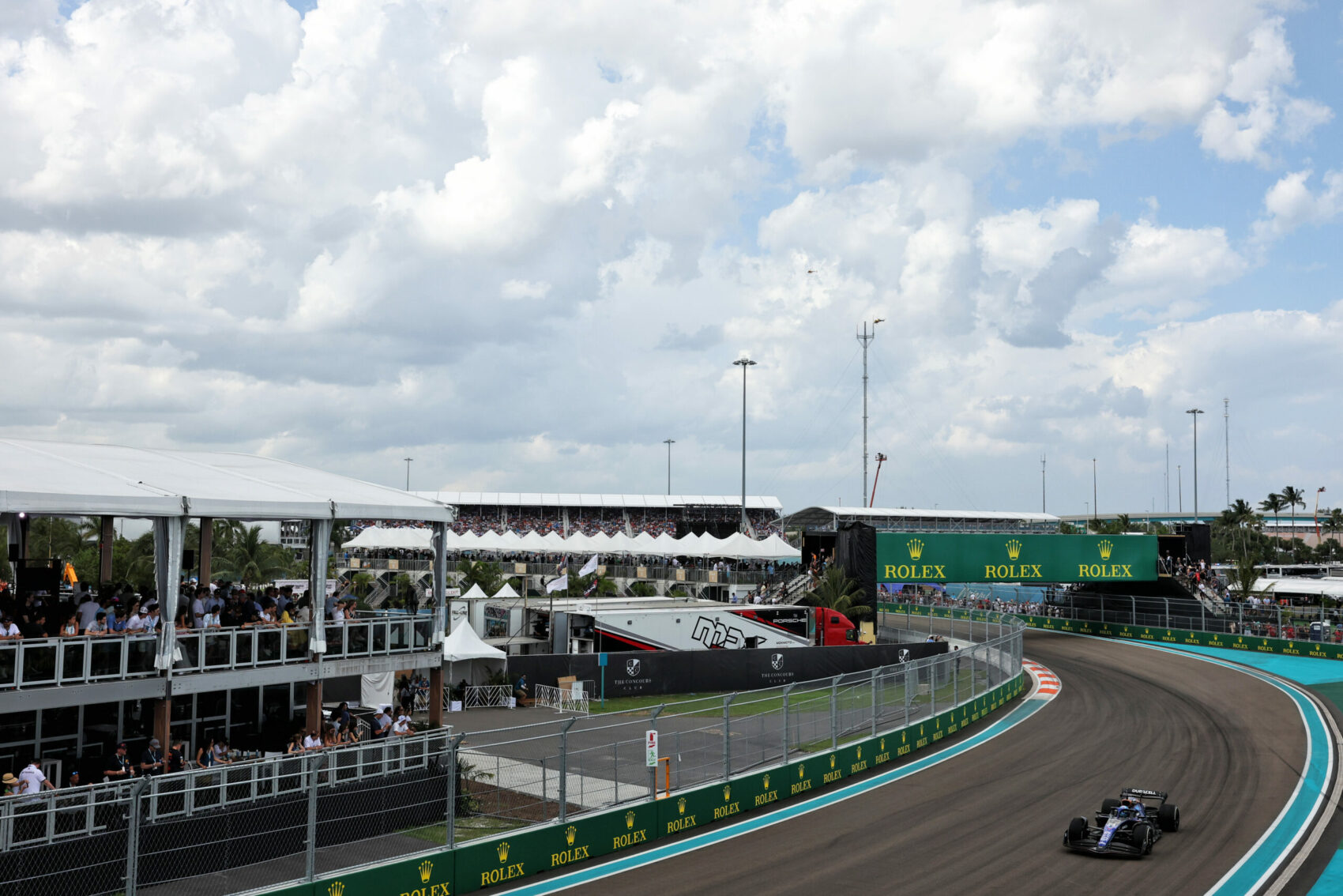 Változások a miami versenypályán: Stadionba kerül a paddock