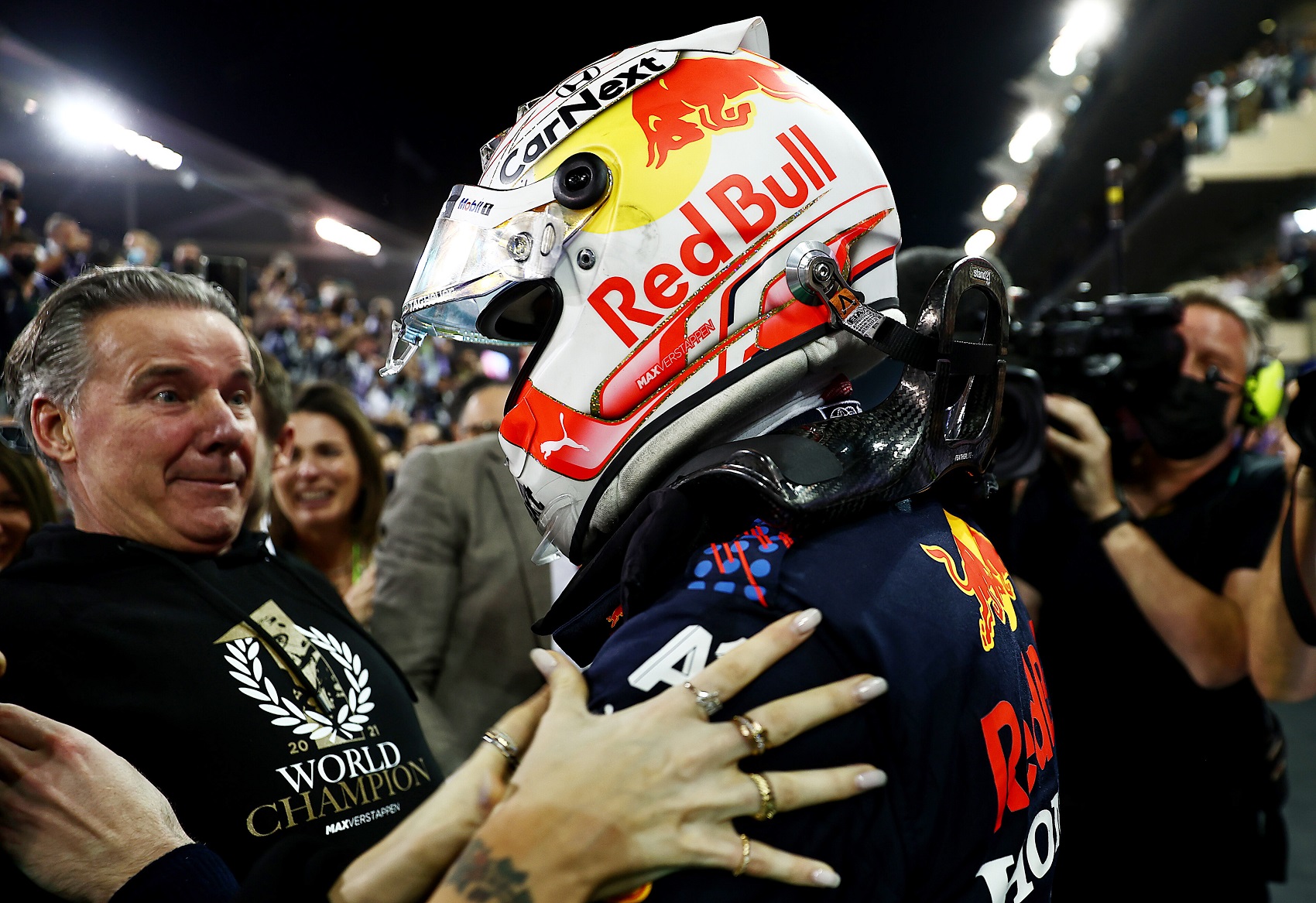 Verstappen egy Ferrarit támogat a DTM-ben