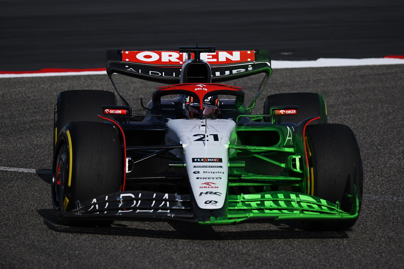 Nem elég, hogy kirúgták, még F1-es fizetésének feléről is le kell mondania