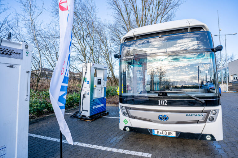 Podcast: Mitől lesz zöld egy busz és miért jár ezzel jól az is, aki nem használja?