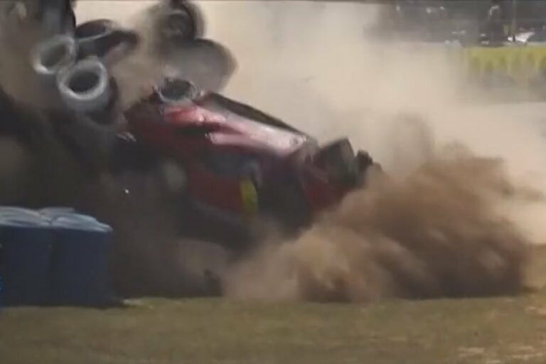 Óriásit bukott az egyik Ferrari a Hosszútávú-világbajnokság szezonnyitóján (videó)