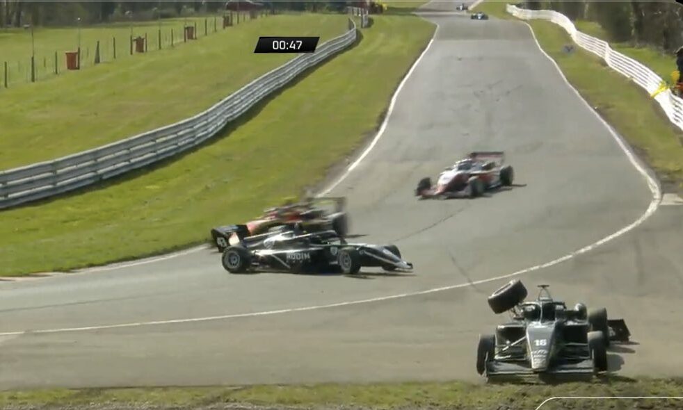 Félelmetes képsorok, elszabadult autó okozhatott volna óriási balesetet (videó)