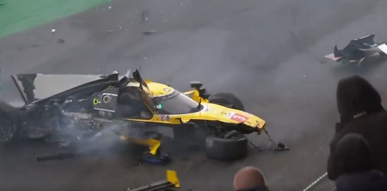 Rommá törte az autóját a legendás kanyarban, majd meghajolt a nézőknek (videó)