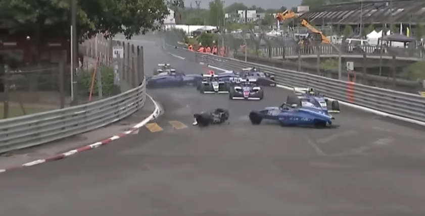 Hatalmas baleset történt az F4-ben, aggódtak a 15 éves pilótáért