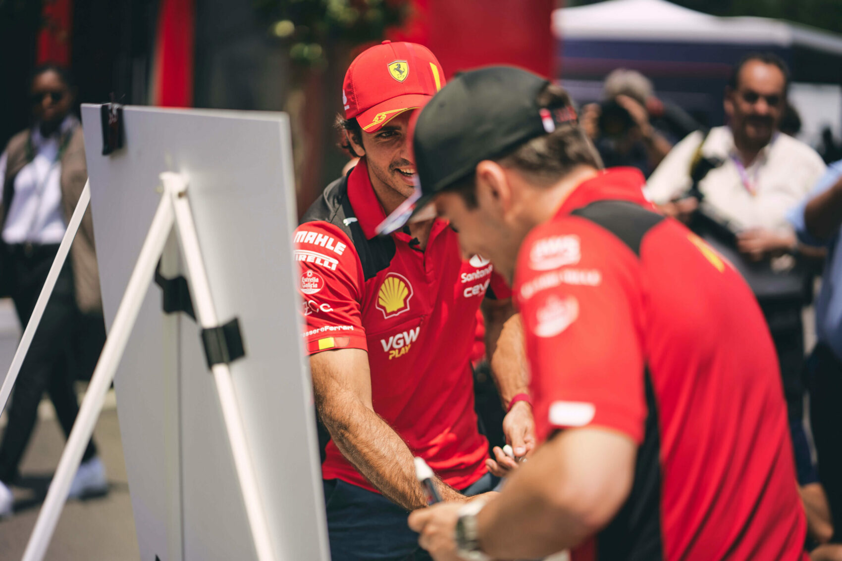 Fennáll a veszély, hogy mindkét pilótáját elveszti a Ferrari