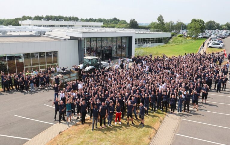 Bravúrja után megkapta a rengeteg sört az F1-es csapat (videó)