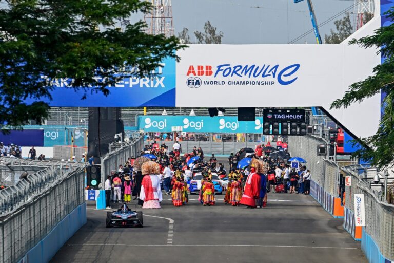 Dan Ticktum, NIO 333 FE Team, NIO 333 ER9, leaves the pitlane as the grid assembles behind