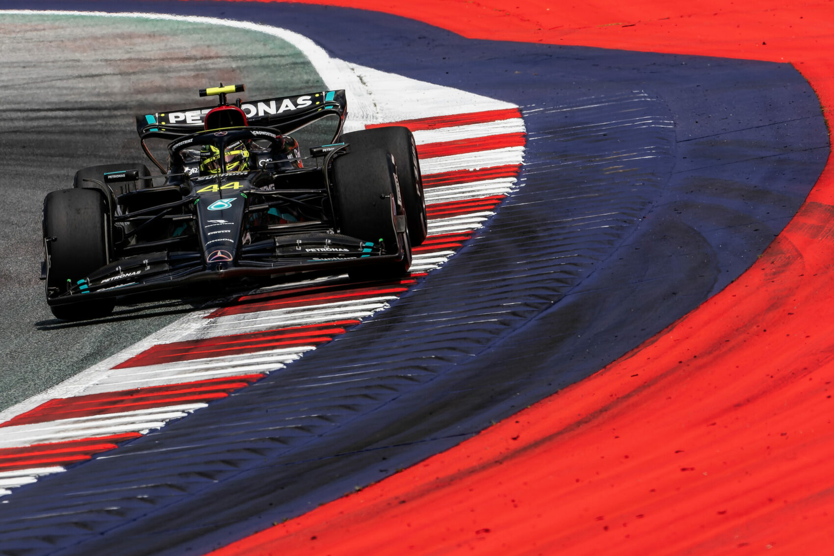 Hamilton miatt fegyelmit kapott a Mercedes