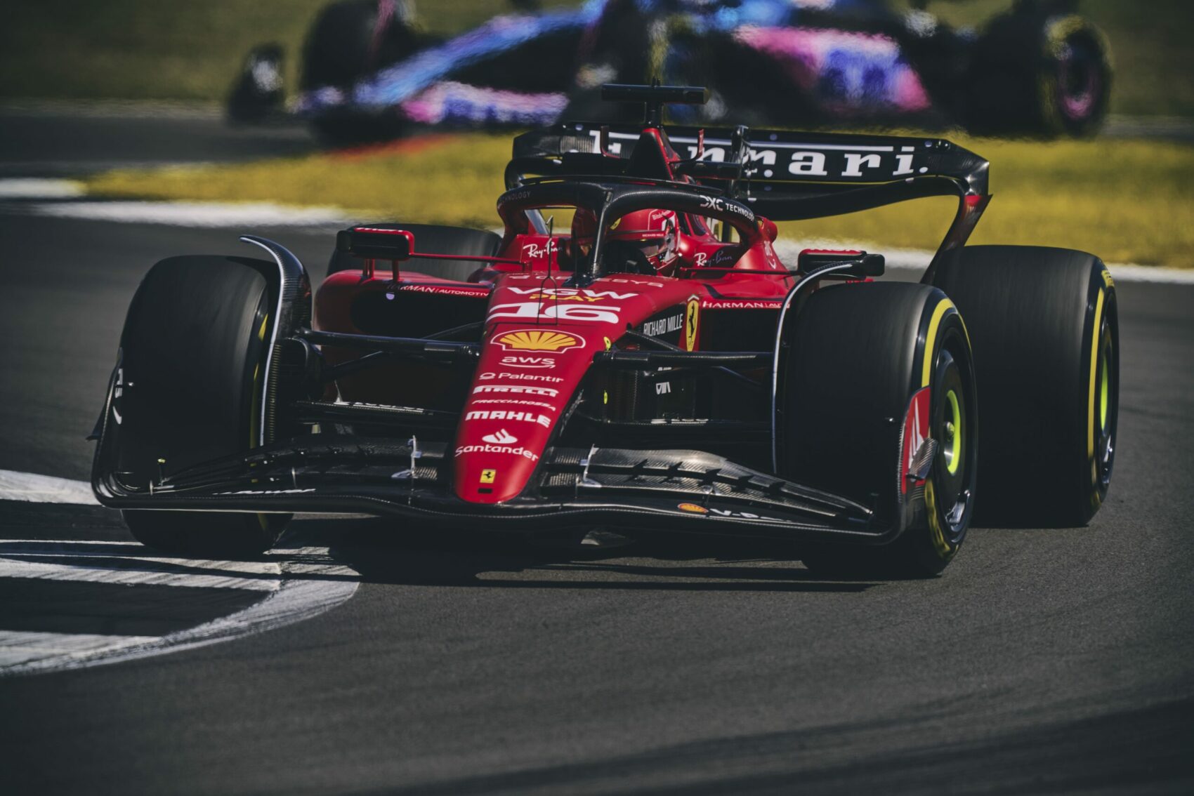Nagy bajban lehet a Ferrari, Leclerc a büntetés szélére került