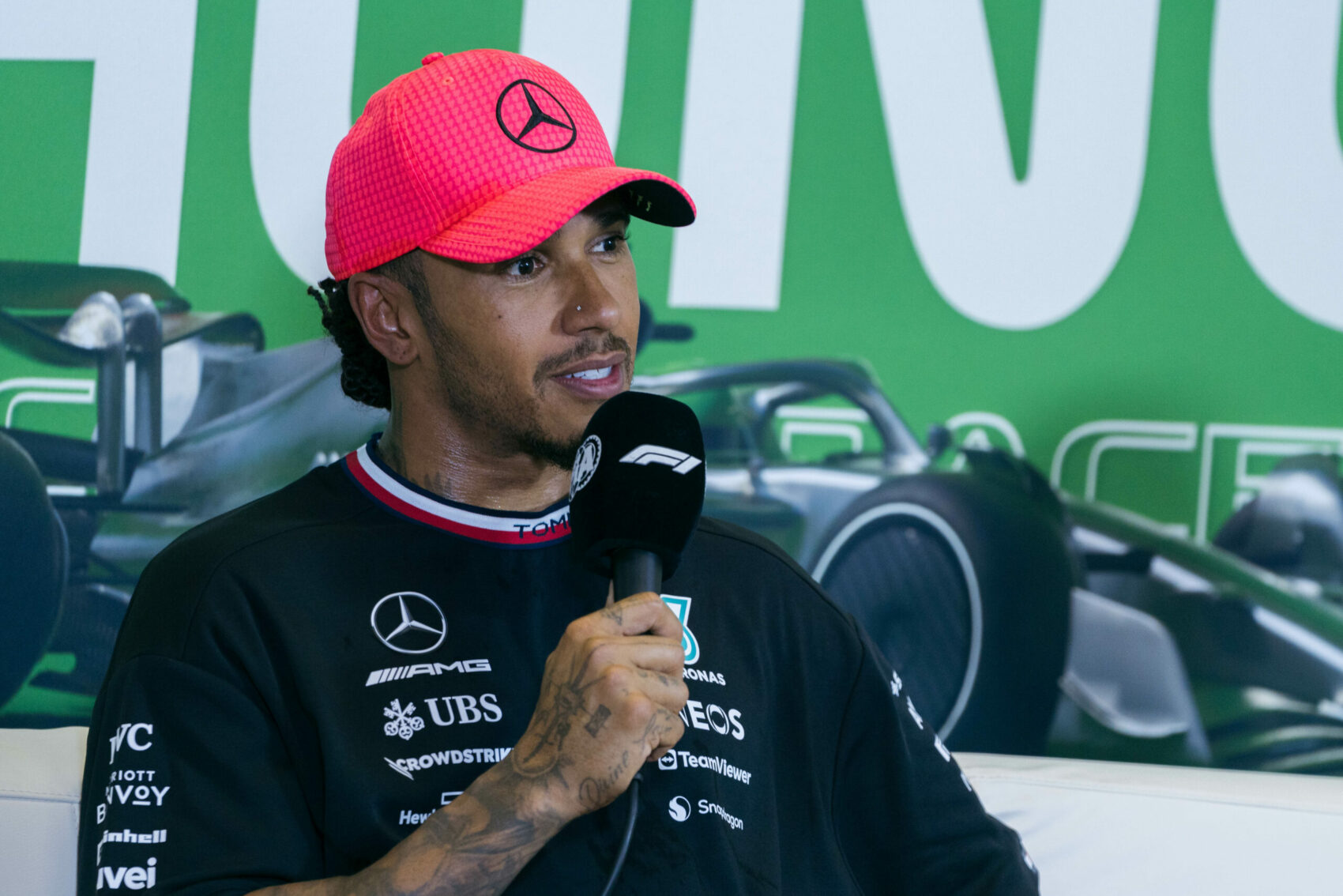 Hamilton turpisságot szimatol, így a sajtó segítségét kéri