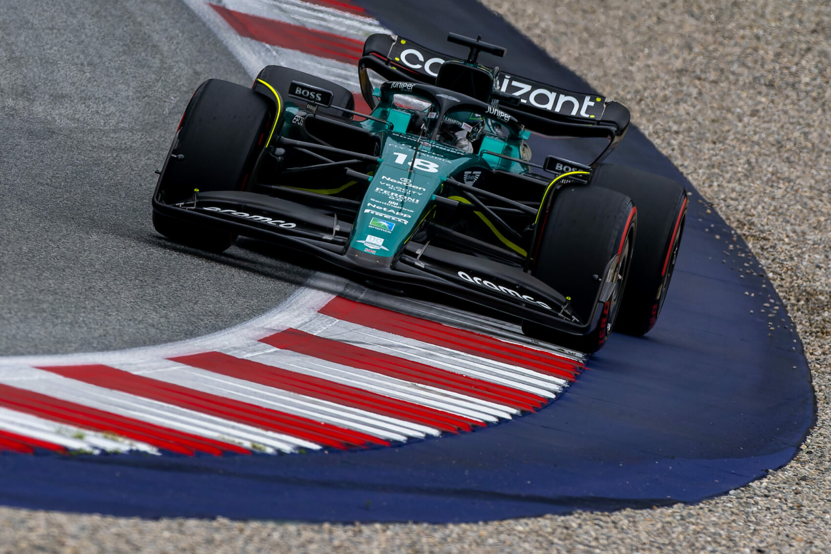 Az Aston Martin kéri, a légkondi előtt ülve ne tessék kritizálni Strollt