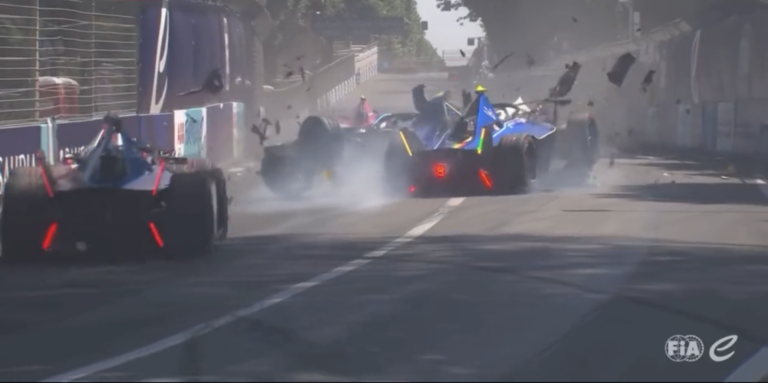 Nagyon kevésen múlott a tragédia – óriási baleset történt a Formula E-ben
