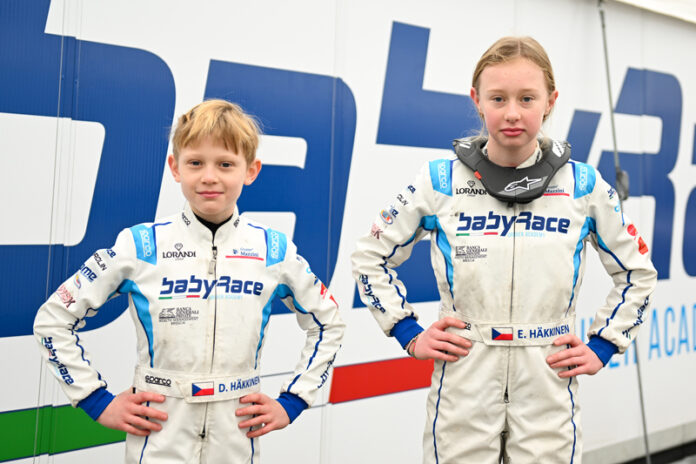 Daniel és Ella Häkkinen - anyjuk állampolgársága nyomán cseh színekben a WSK lonatói gokartversenyén 2023 elején