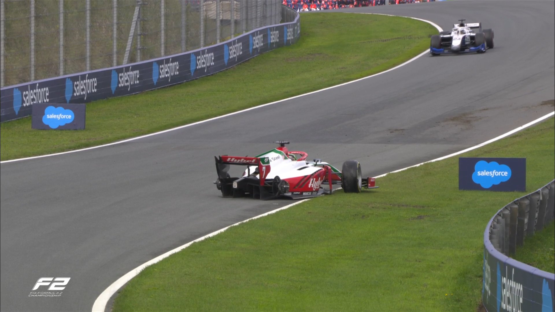 Ritkán látott hiba – mindkét hátsó kerék lerepült az egyik autóról (videó)