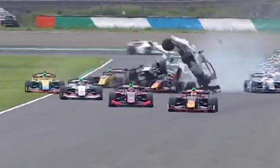 Hatalmas balesetet szenvedett a Red Bull pilótája Japánban