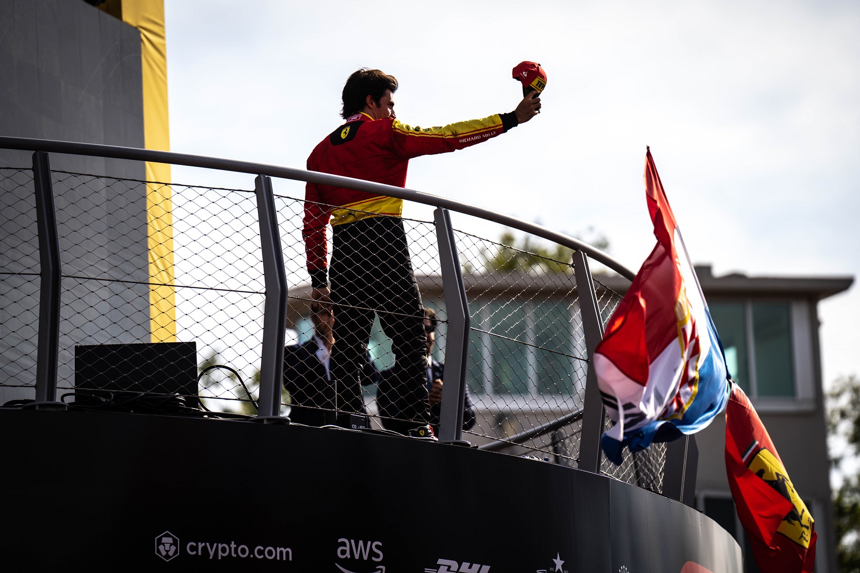 Vörösben úszott a paddock, így ünnepelte Monza a futamot – galéria