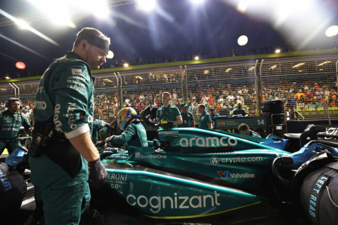 F1 Fernando Alonso Aston Martin szerelő