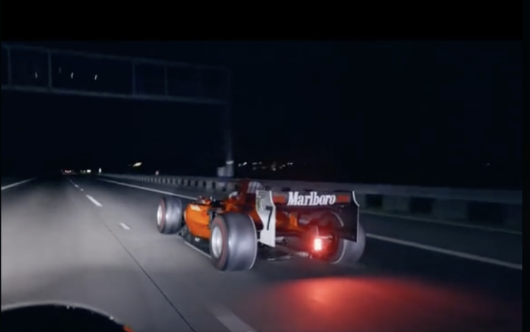 Újra itt a cseh rém, visszatért az autópályán száguldozó GP2-es autó (videó)