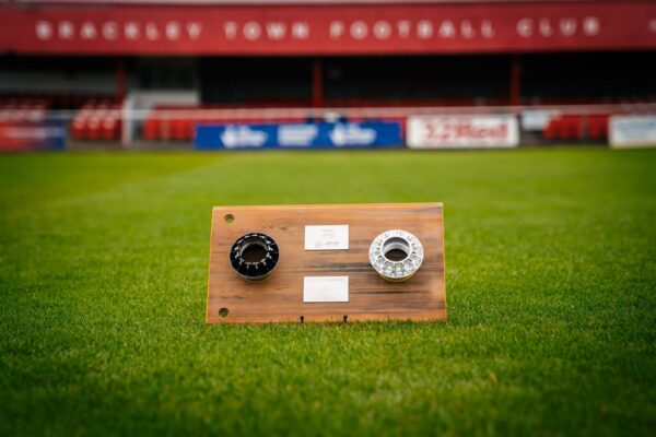 Mercedes, Aston Martin, jótékonysági focimeccs, trófea