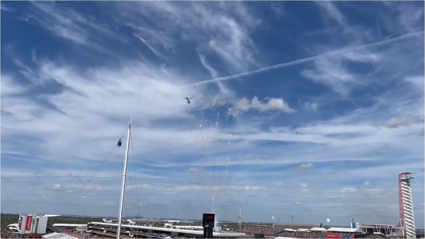 Közel volt a tragédia Austinban, amikor tűzijátékot eresztettek a helikopterre