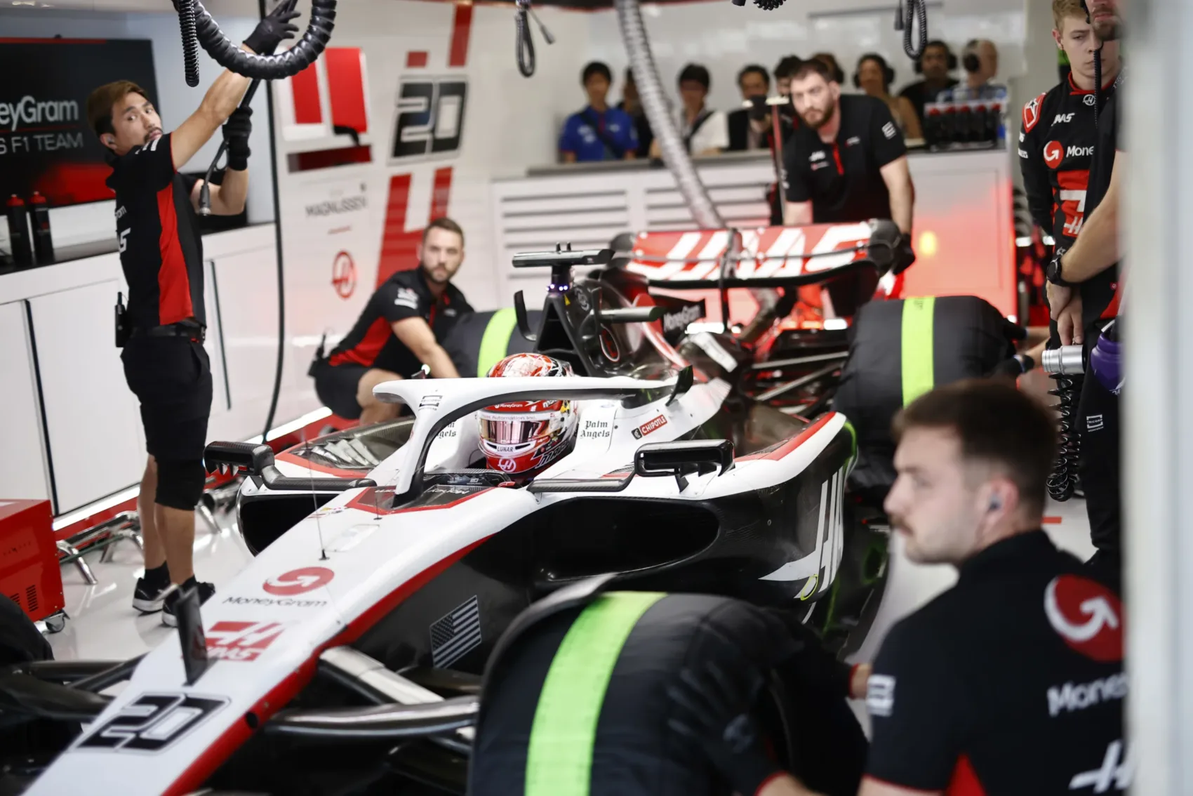 Csúnya pofont kapott a Haas stábja