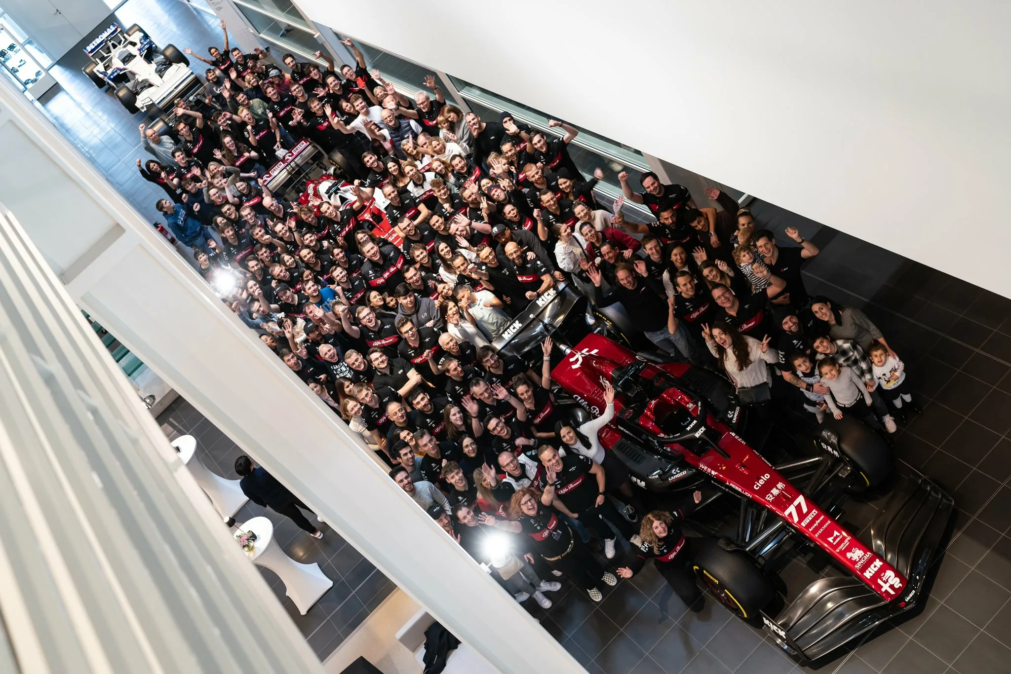 Így köszön el az F1-től a gyártó, amely bemutatta Leclerc-t és elbúcsúztatta Räikkönent