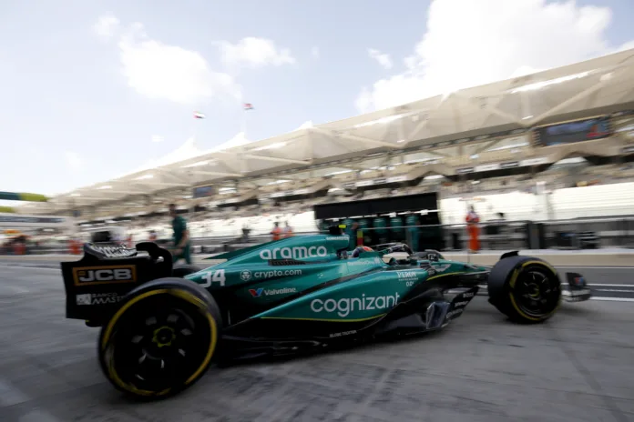 Felipe Drugovich elhagyja a garázst az Aston Martin autójával