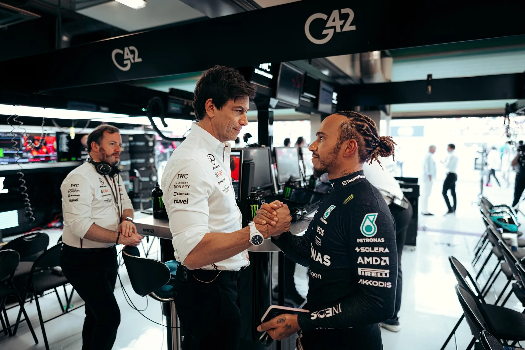 Susie Wolff „nyomozni” akar, Toto Wolff jogi lépéseket emleget, míg Hamilton dühös