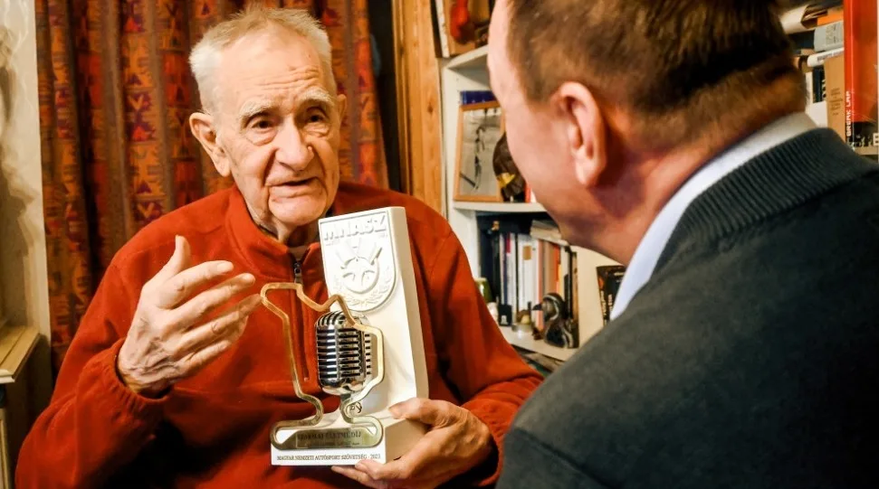 Megható videó: életműdíjat kapott Dávid Sándor, a hazai F1-es közvetítés úttörője