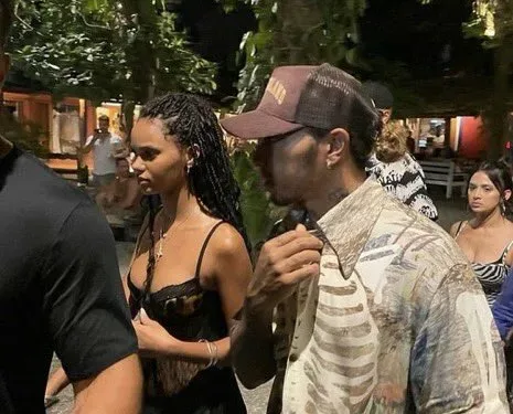 Hamilton új partnere, együtt bulizó versenyzők – így érte az F1-et az új esztendő