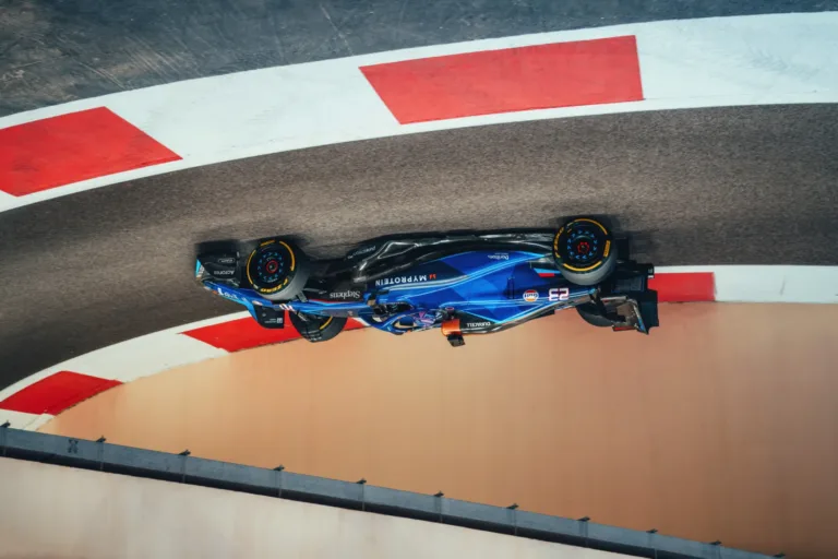 Az év talán legőrültebb projektje: fejjel lefelé akar vezetni egy versenyautót