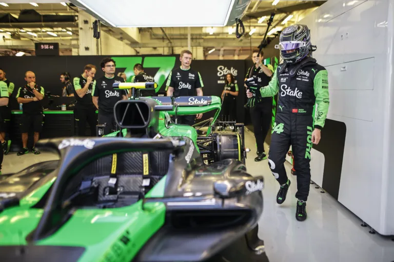 Az F1-es autók 1 kg-os könnyítésére írt ki pályázatot az FIA