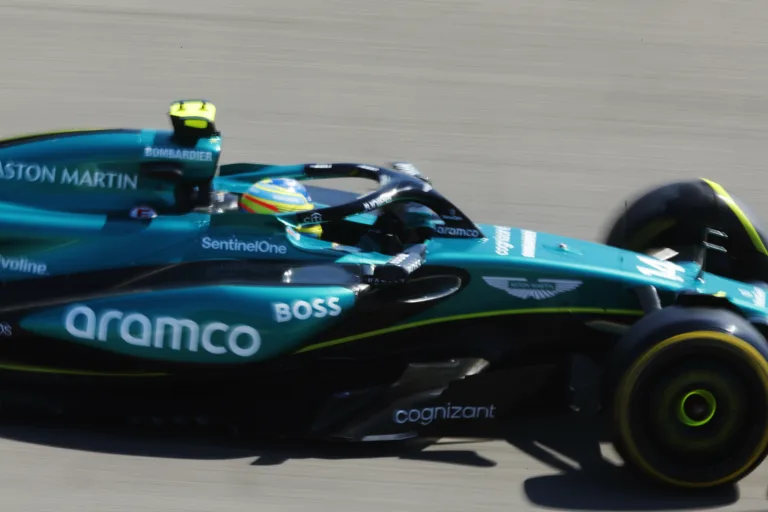 Új tulajdonos jön Alonso csapatához, és rárepülne Verstappenre és Newey-ra?