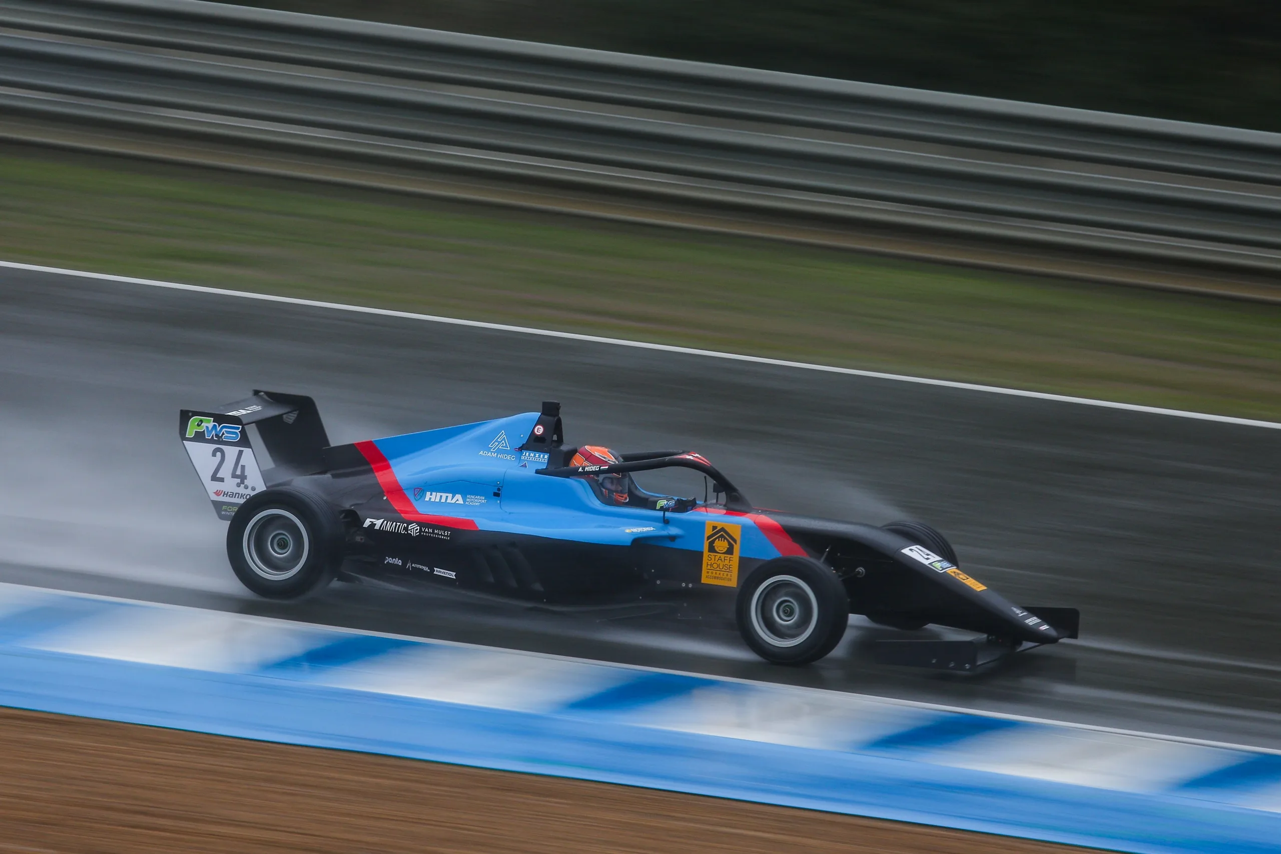 A középmezőnyben, de csapattársai előtt debütált az F4-ben Hideg Ádám