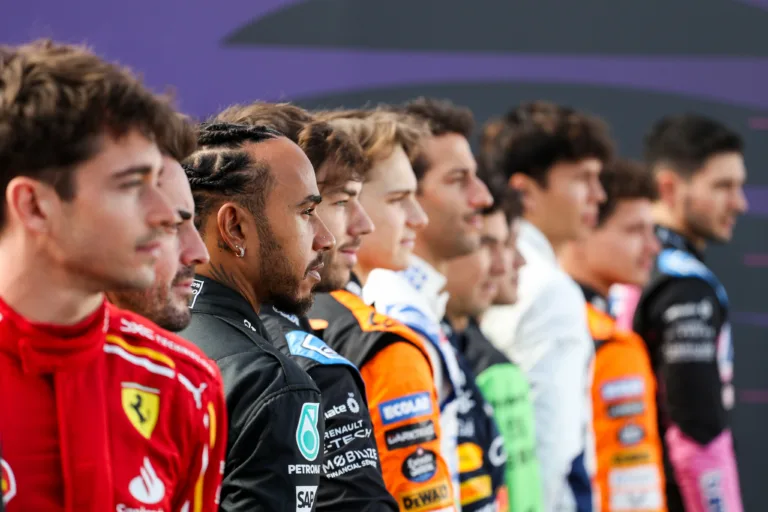 Ilyen fotózás még nem volt: színes kockák között vigyorog az F1-es mezőny