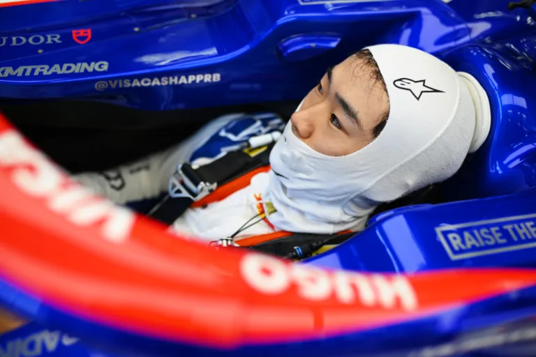 A mezőny káromkodókirálya számára sokkal nehezebb befogni a száját, mint vezetni